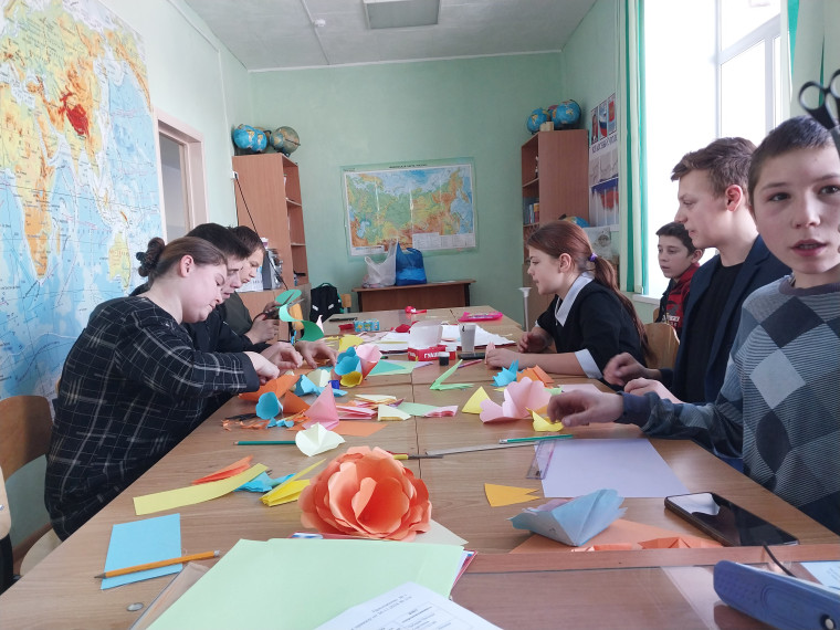 Подари открытку маме.